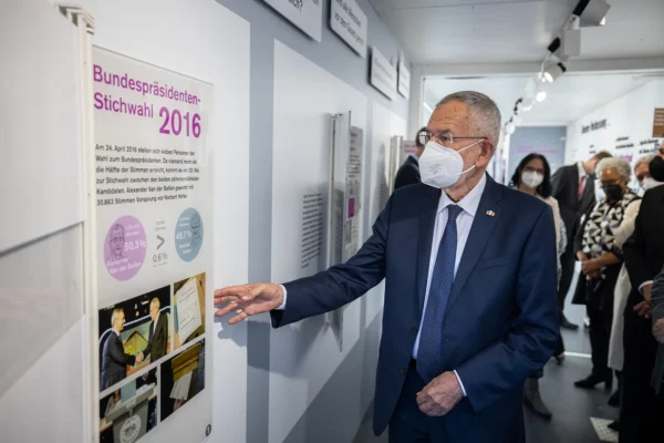 Bundespräsident Alexander van der Bellen beim Besuch der Ausstellung "100 Jahre Bundesverfassung"