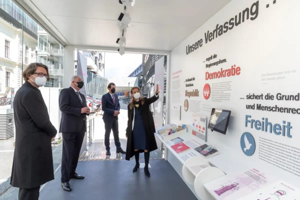 Eröffnung "100 Jahre Bundesverfassung" in Graz mit VfGH-Präsident Christoph Grabenwarter, Landeshauptmann Hermann Schützenhöfer, dem Rektor der Universität Graz Martin Polaschek und der Ausstellungskuratorin Katharina Knoll