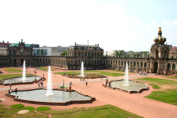 Außenansicht mit Brunnen und Grünflächen