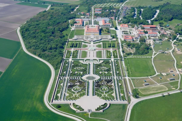 Luftbild Ansicht Schloss Hof mit Gärten