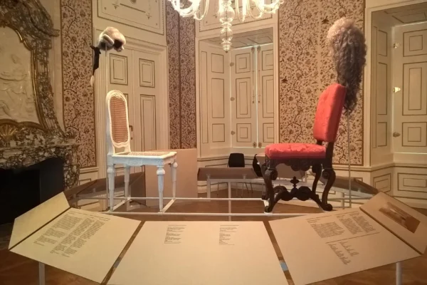 Ausstellungsraum mit Möbeln und Perücken