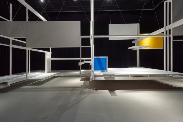 Ausstellungsraum mit Kunstinstallation