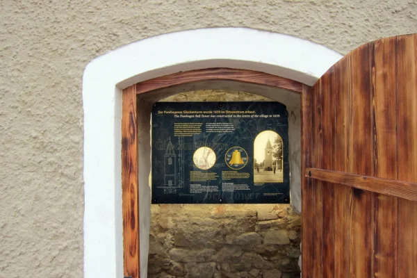 Glockenturm Zugang Infotafeln