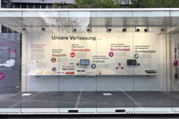 Außenansicht Glasfront "100 Jahre Bundesverfassung"