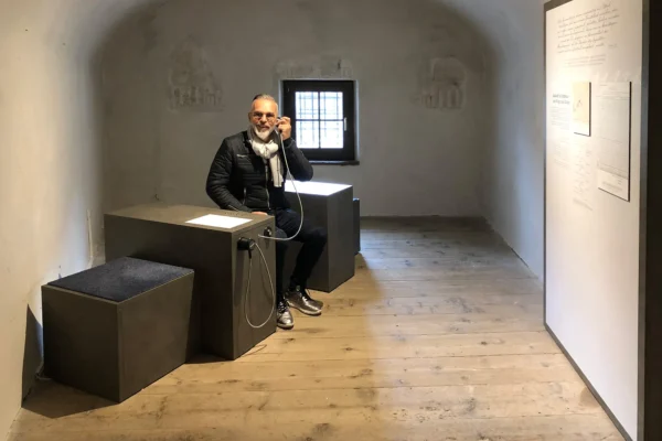 Medienstation mit Besucher