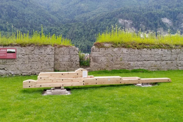 Außenbereich der Festung mit Themenschild "Die Eroberung des Festungsfelsens"