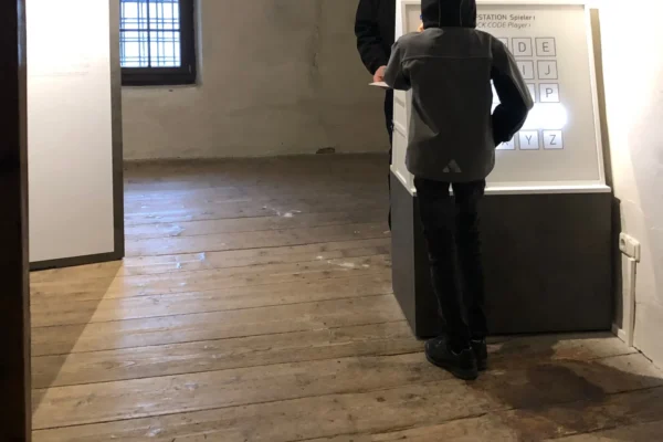 "Klopfstation" mit Besuchern