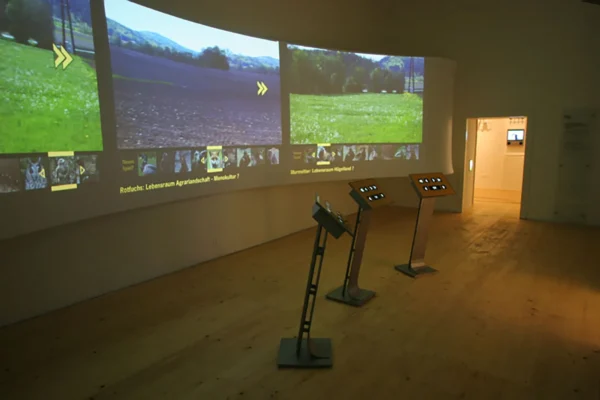 Medienstation mit Landschaftsansichten