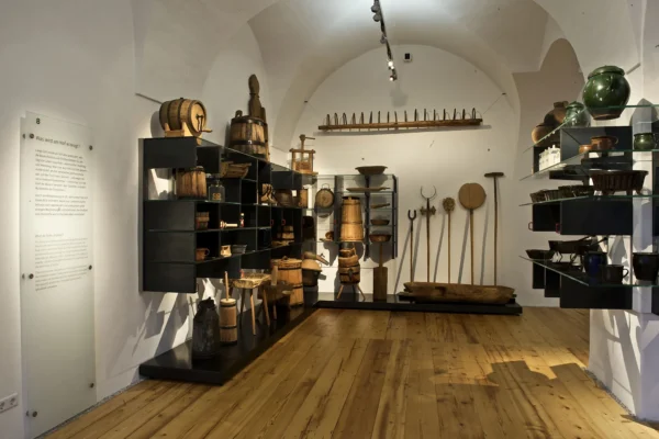 Ausstellungsraum mit landwirtschaftlichen Geräten