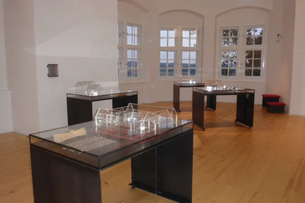 Ausstellungsraum mit Gebäudeminiaturen