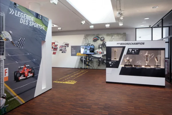 Ausstellungsbereich mit Pokalen Schumachers