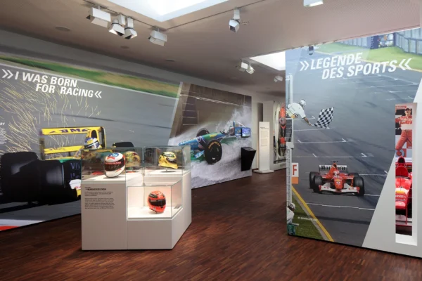 Ausstellungsbereich mit Helmen Schumachers