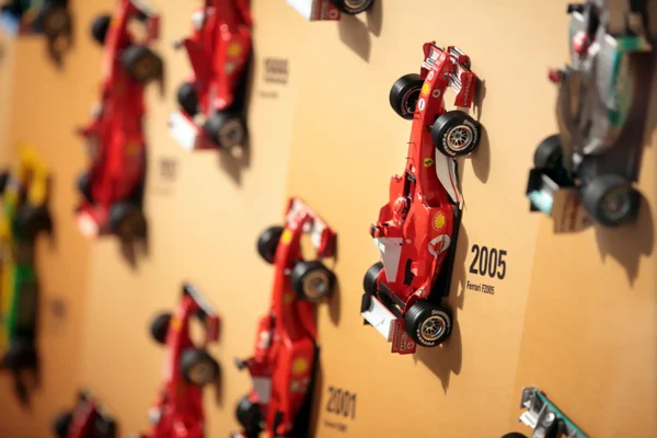 Wandinstallation mit kleinen Modellen von Schumachers F1-Autos