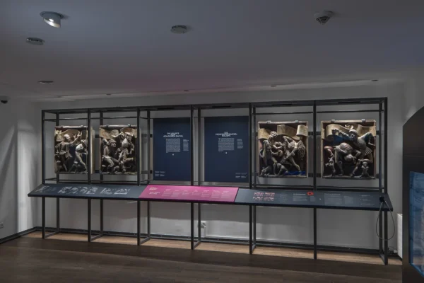 Innenansicht mit Reliefs Museum Goldenes Dachl