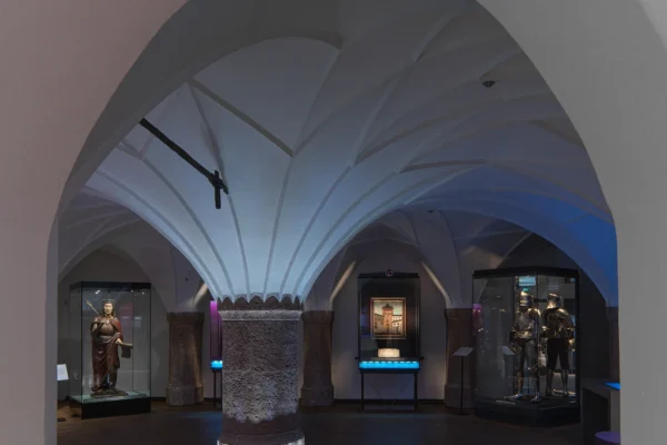 Ausstellungsbereich mit gotischen Bögen