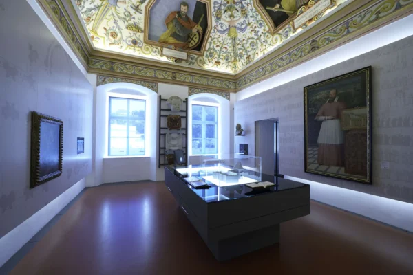 Ausstellungsraum mit Vitrinen und Gemälden
