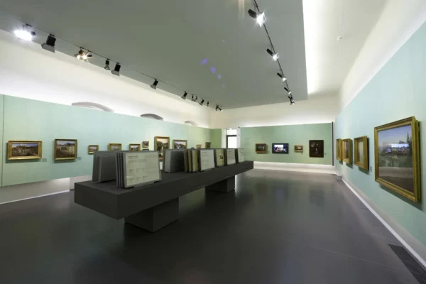 Innenraum der Ausstellung mit Gemälden