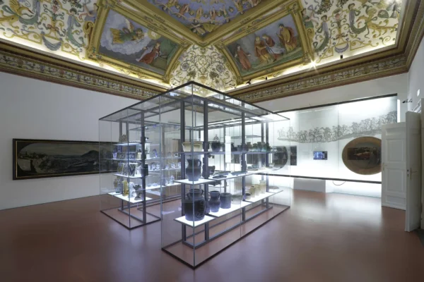 Ausstellungsraum mit Vitrinen