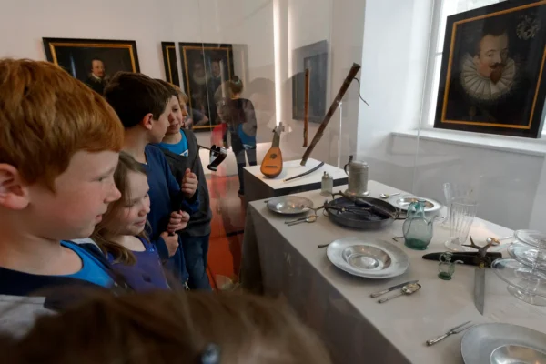 Besuchergruppe in der Ausstellung