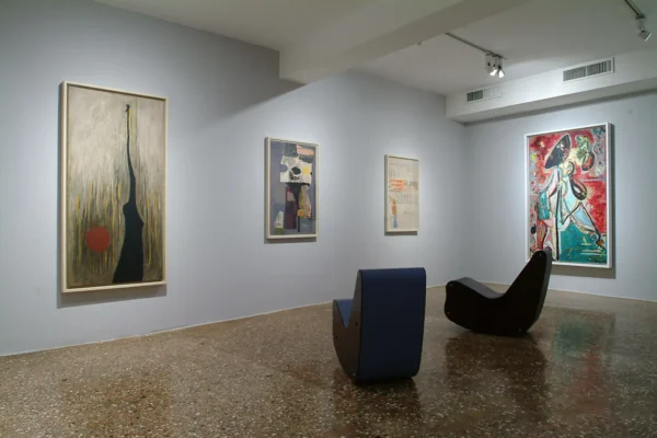 Ausstellungsraum mit Gemälden