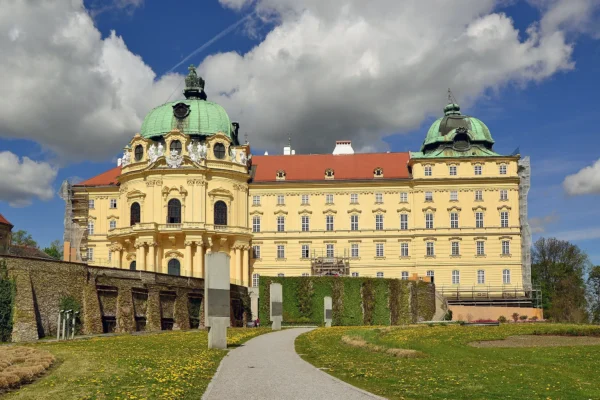 Ansicht vom Stift mit Stadtmauer