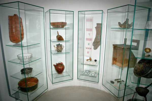 Verschiedene Ausstellungsstücke in Vitrinen