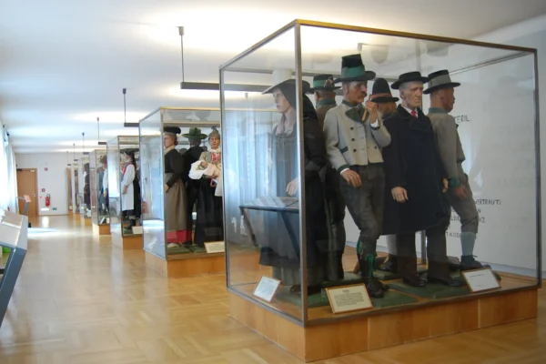 Ausstellungsstücke zu Trachtenkleidung im Volkskundemuseum
