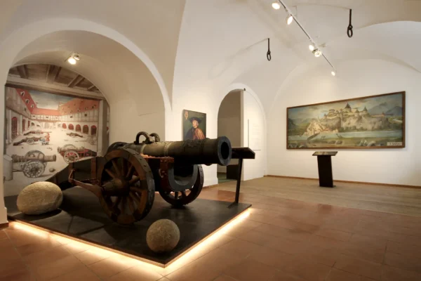 Ausstellungsraum mit Kanone (Seitenansicht)