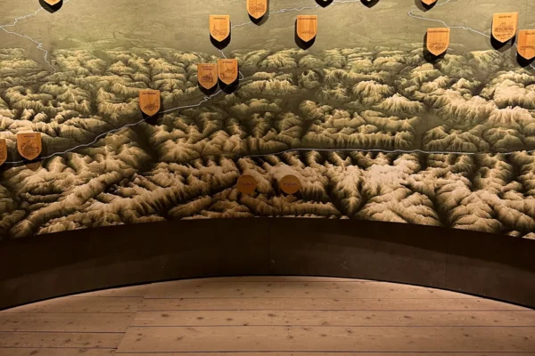 Multimedia-Installation mit Bildschirm und Landkarte