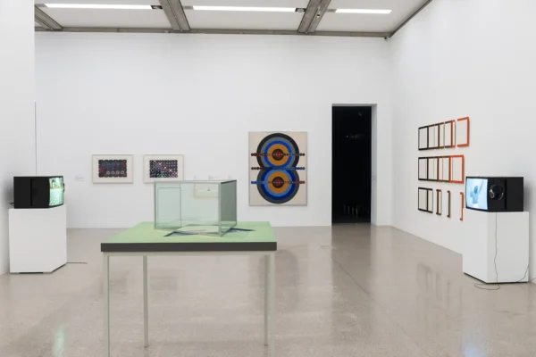Ausstellungsraum mumok mit verschiedenen Objekten
